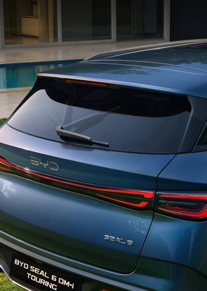 BYD Seal 6 DM-i Touring: Střešní spoiler a zadní světelný pás Touringu